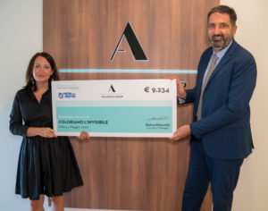 Monica Magri consegna l'assegno di The Adecco Group a Francesco Reale